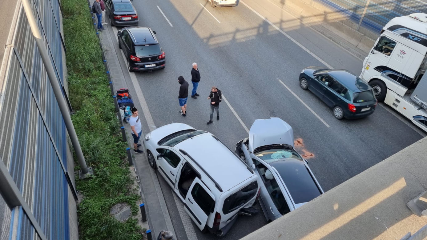 Karambol na S8 między Wisłostradą i Marymoncką. Zderzyło się 11 pojazdów. Droga zablokowana