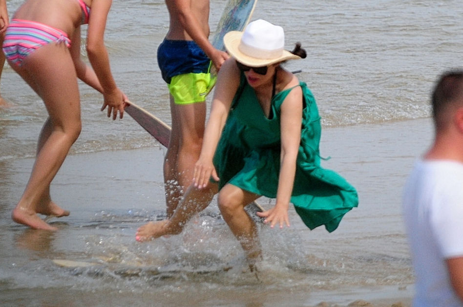 Kasia Cichopek z rodziną na plaży