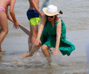 Kasia Cichopek z rodziną na plaży