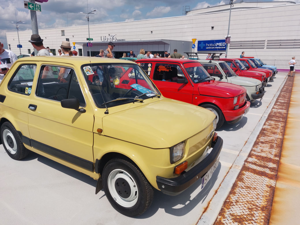Zlot fiatów 126p w Galerii Libero w Katowicach