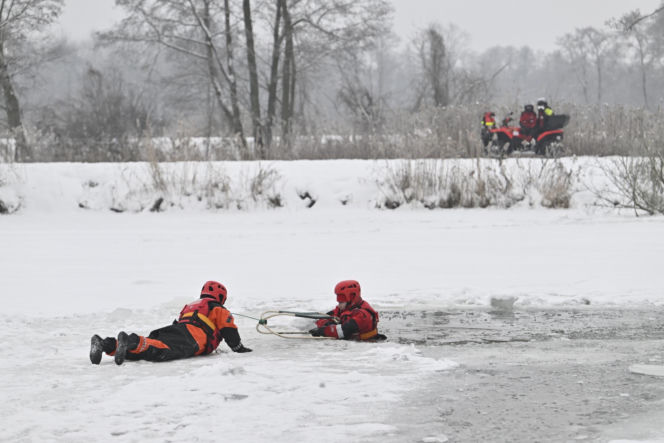 Gdy załamie się lód. Co robić, by uratować siebie lub kogoś, gdy wpadnie do wody?