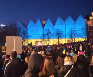 Szczecin solidarny z Ukrainą. Manifestacja na placu Solidarności