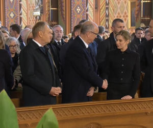 Gdy ludzie przekazywali sobie znak pokoju kamery pokazały Tuska i Nawrockiego. Tak się zachowali