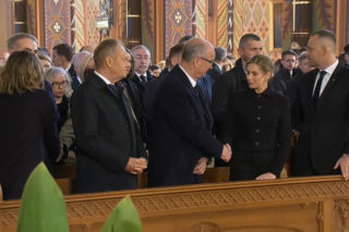 Gdy ludzie przekazywali sobie znak pokoju kamery pokazały Tuska i Nawrockiego. Tak się zachowali