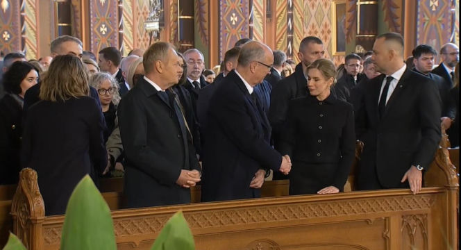 Gdy ludzie przekazywali sobie znak pokoju kamery pokazały Tuska i Nawrockiego. Tak się zachowali