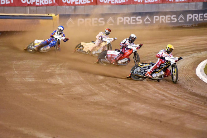 PRES Grupa Dewloperska Toruń - Abramczyk Polonia Bydgoszcz, zdjęcia kibiców i zawodników z pożegnania Adriana Miedzińskiego