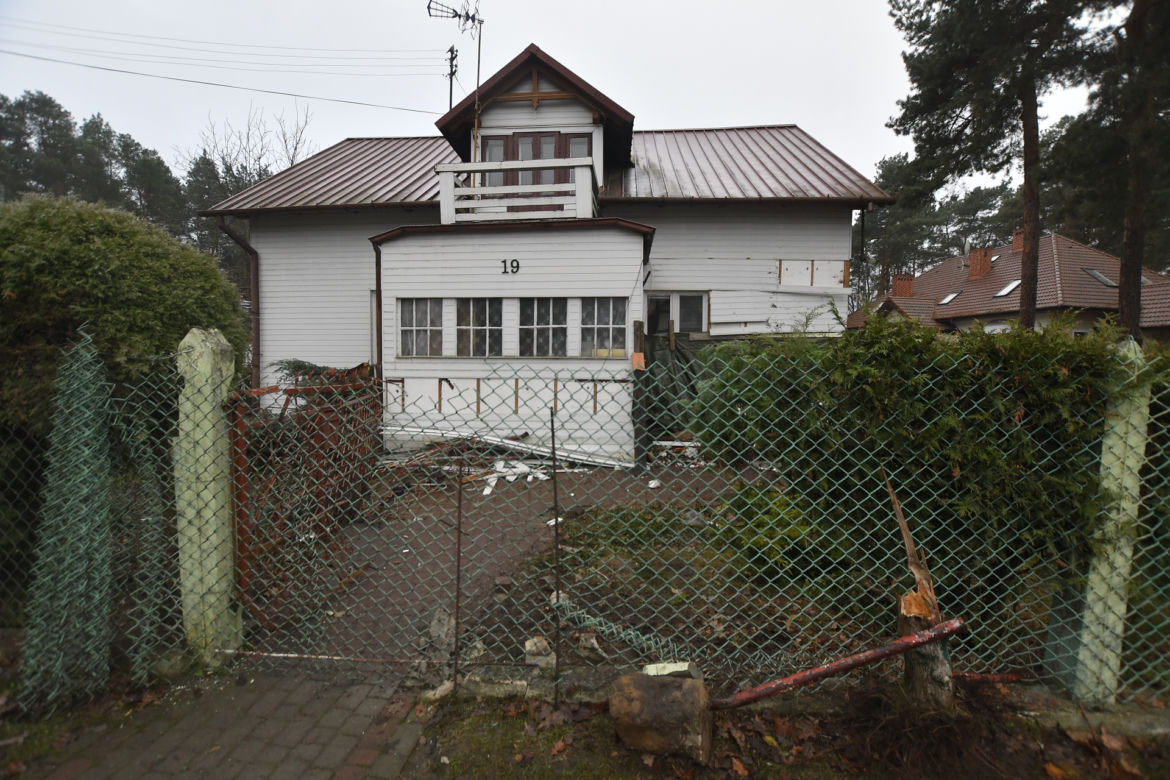 Samochód zmiótł bramę przed posesją