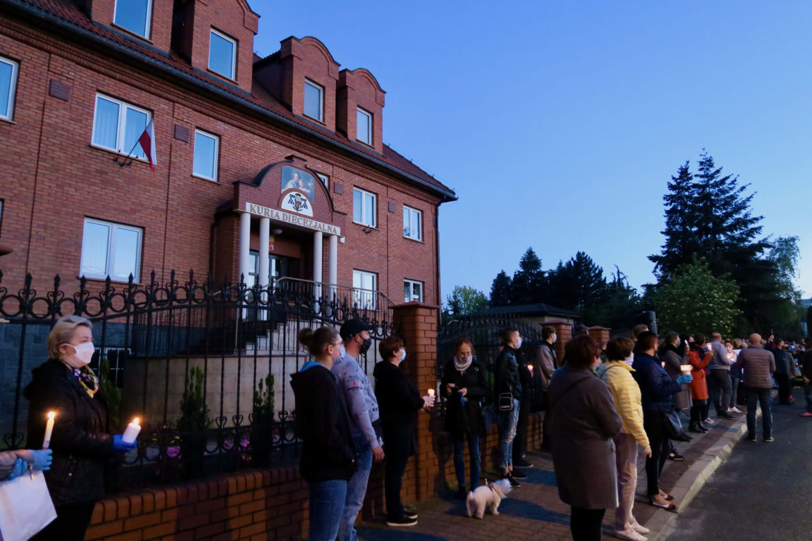 Manifestacja przed kaliską kurią diecezjalną. Kaliszanie oburzeni zachowaniem biskupa Janiaka