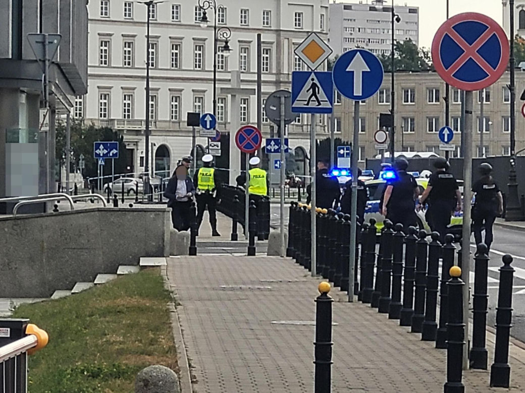 Pilna ewakuacja w centrum. Mężczyzna wszedł na pomnik smoleński i grozi wysadzeniem