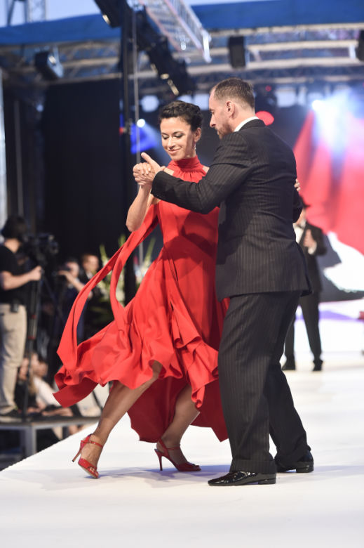 Anna Iberszer i Piotr Woźniak tańczą tango na 90-leciu Juraty i pokazie Doroty Goldpoint