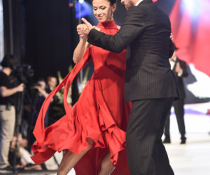 Anna Iberszer i Piotr Woźniak tańczą tango na 90-leciu Juraty i pokazie Doroty Goldpoint