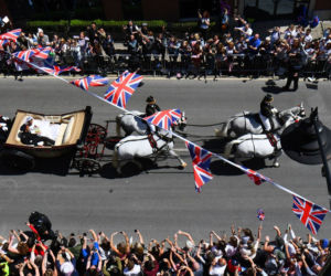 KSIĄŻĘ HARRY I MEGHAN MARKLE W KARECIE - TŁUMY.