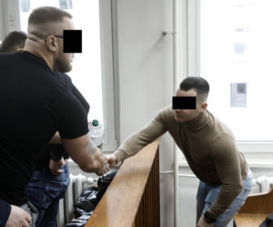 Łukasz Żak w sądzie. Sypie się linia obrony jego kolegów. Biegły: „Każdy ma obowiązek udzielenia pomocy”