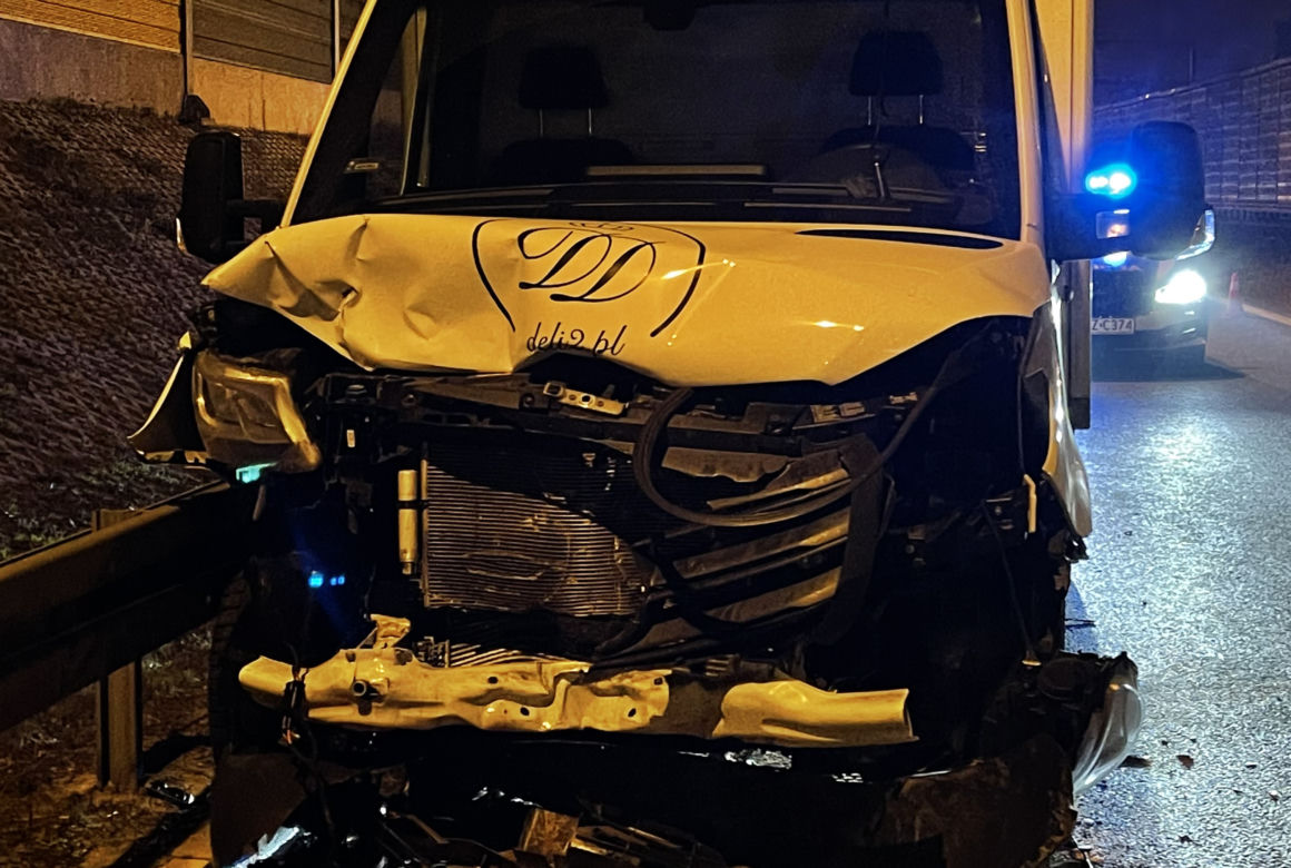 Dostawczak wbił się w piękne maserati