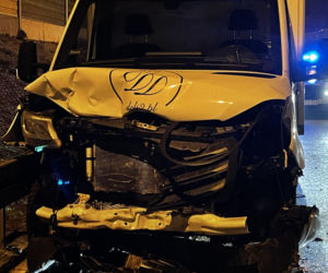 Dostawczak wbił się w piękne maserati