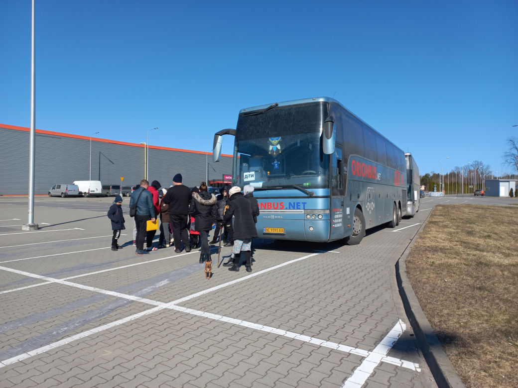 Na miejscu wciąż pojawiają się autokary, którymi uchodźcy jadą dalej w Polske lub do innych krajów Europy