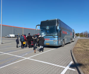 Na miejscu wciąż pojawiają się autokary, którymi uchodźcy jadą dalej w Polske lub do innych krajów Europy