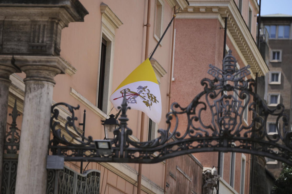 Tłumy na placu św. Piotra. Tak żegnają zmarłego papieża Franciszka 