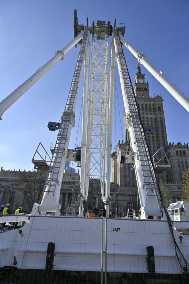 Dziwny obiekt w centrum Warszawy. Co tu powstaje? Stolica już stroi się na Boże Narodzenie!