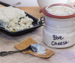 Domowy sos blue cheese – jak zrobić kremowy i wyrazisty dip serowy