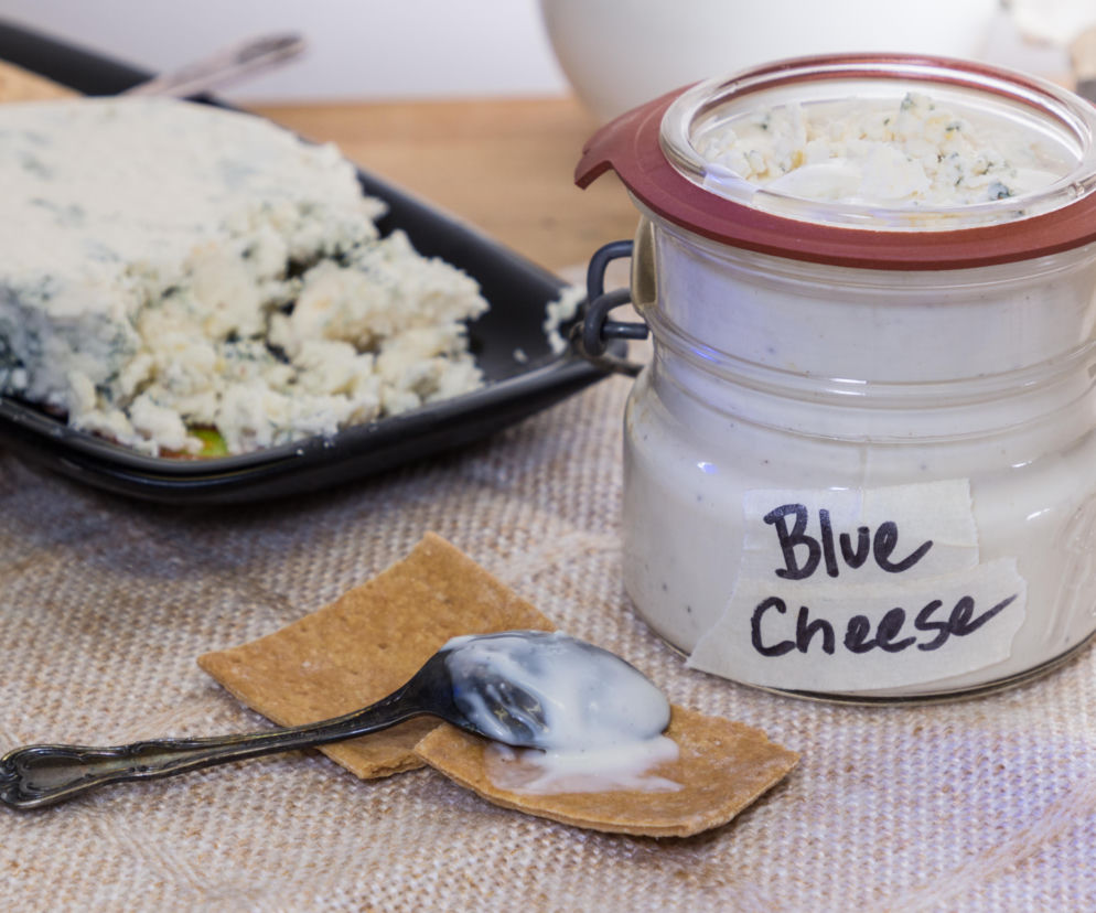 Domowy sos blue cheese – jak zrobić kremowy i wyrazisty dip serowy
