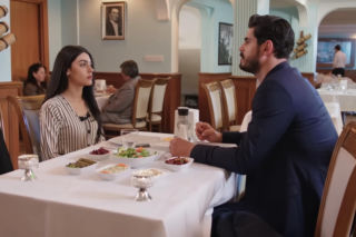 Panna młoda, odcinek 34: Beyza zniszczy przełomową kolację Hancer i Cihana. Wyśle im okrutny prezent - ZDJĘCIA