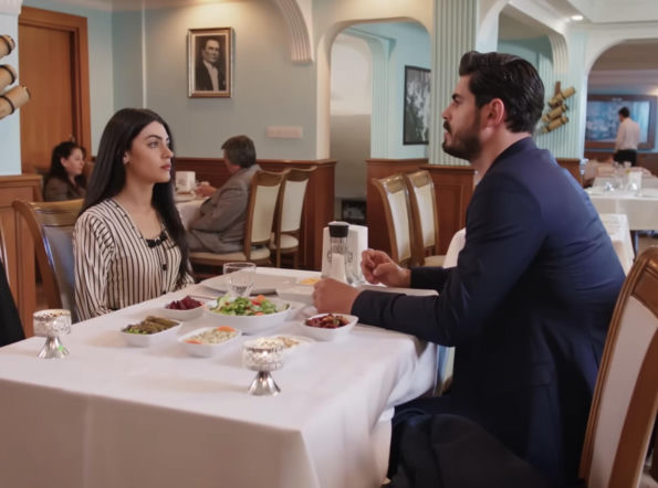 Panna młoda, odcinek 34: Beyza zniszczy przełomową kolację Hancer i Cihana. Wyśle im okrutny prezent - ZDJĘCIA