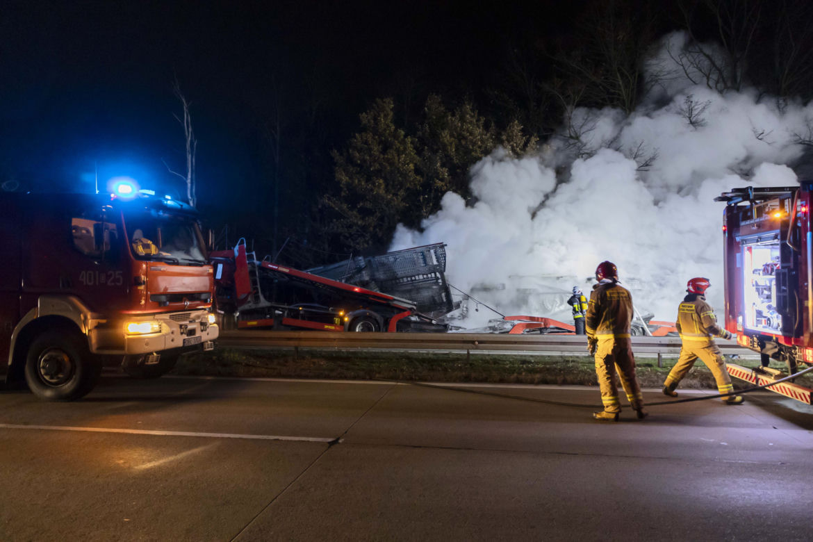 Zderzenie 5 pojazdów na A4. Paliła się ciężarówka! [ZDJĘCIA]