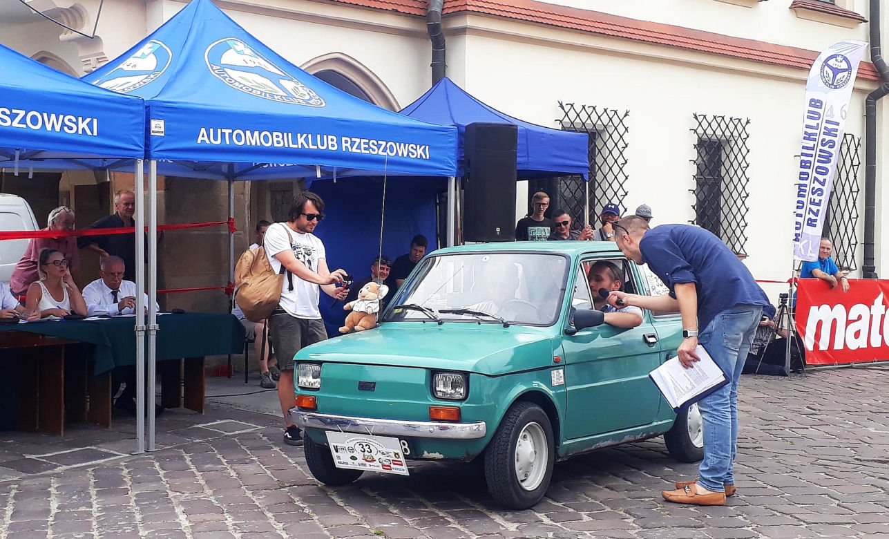 XX Podkarpacki Rajd Pojazdów Zabytkowych - konkurs elegancji na Rynku w Rzeszowie