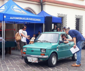 XX Podkarpacki Rajd Pojazdów Zabytkowych - konkurs elegancji na Rynku w Rzeszowie
