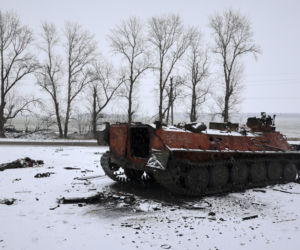 Śnieg przykrywa matrwych żołnierzy rosyjskich