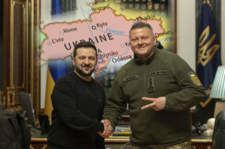 Ukrainę czekają rządy wojskowych? Załużny przed Zełenskim, spadek zaufania do USA