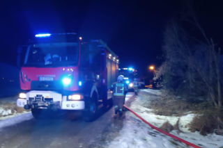 Akcja gaśnicza w Dębinie. Ogień strawił budynek z drobiem