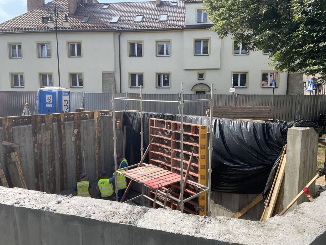 Przy ul. Tymowskiego powstaje skwer i pomnik ofiar Holokaustu