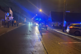 Wypadek w Piekarach. Liczne służby, objazdy i akcja ratowników