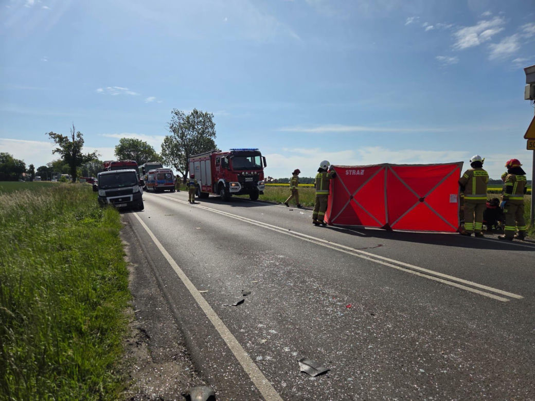 Jechali na wycieczkę. Wypadek niedaleko Krotoszyna z udziałem autokaru z uczniami z pow. rawickiego