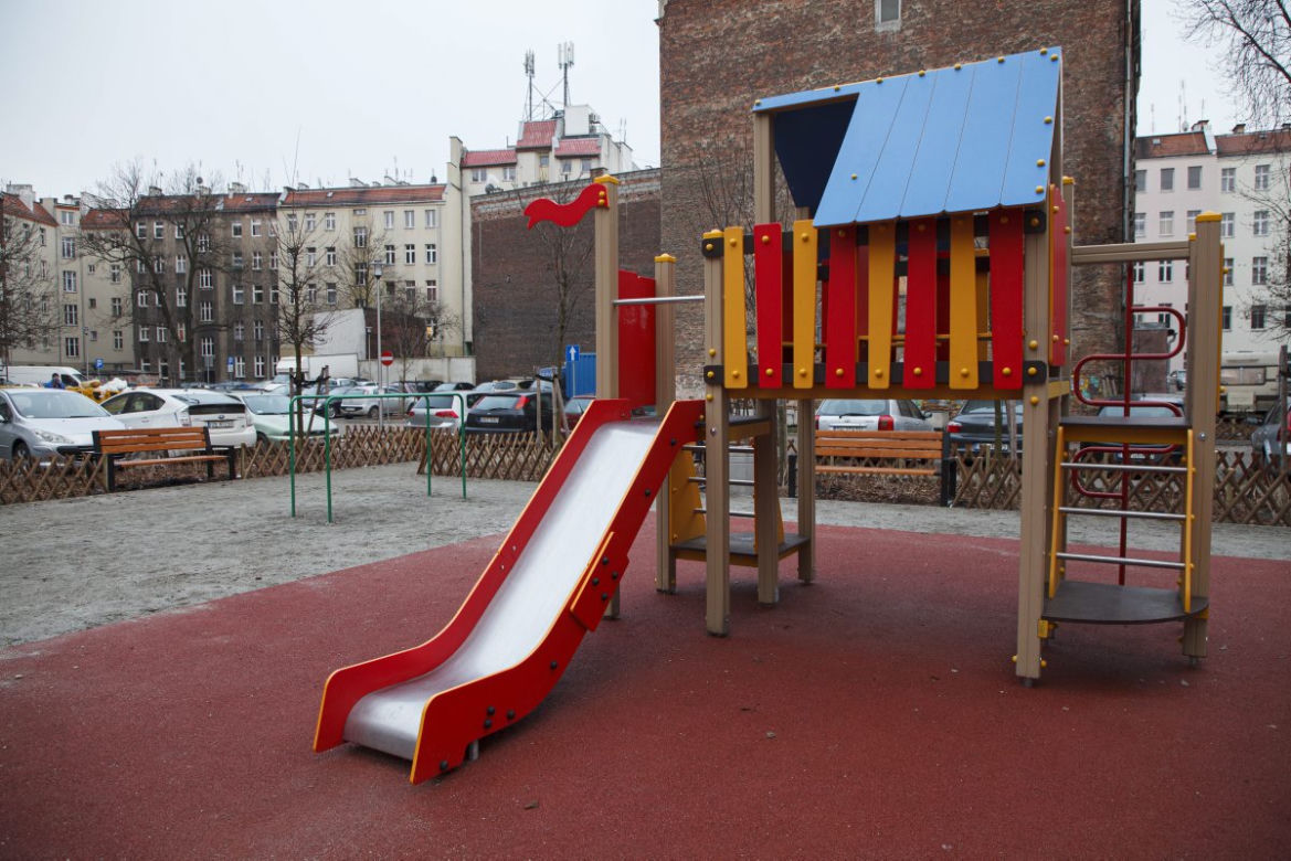 Wyremontowali podwórko z dziwną rzeźbą