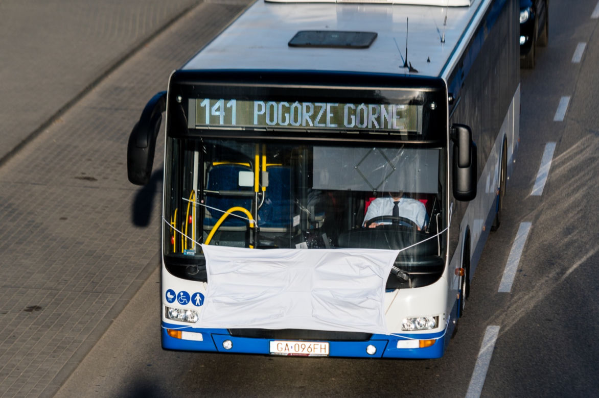 Autobusy w Gdyni, zachęcają do noszenia maseczek