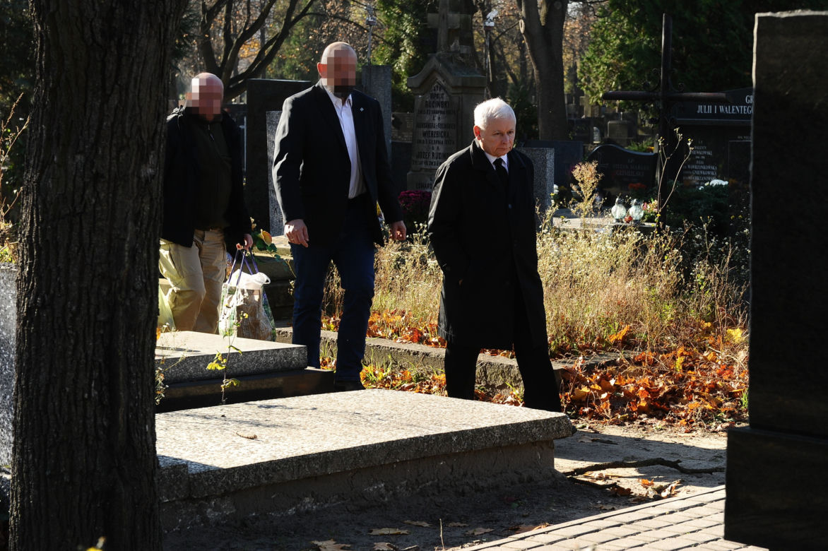 Prezes Kaczyński z miotełką na grobach