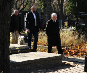 Prezes Kaczyński z miotełką na grobach