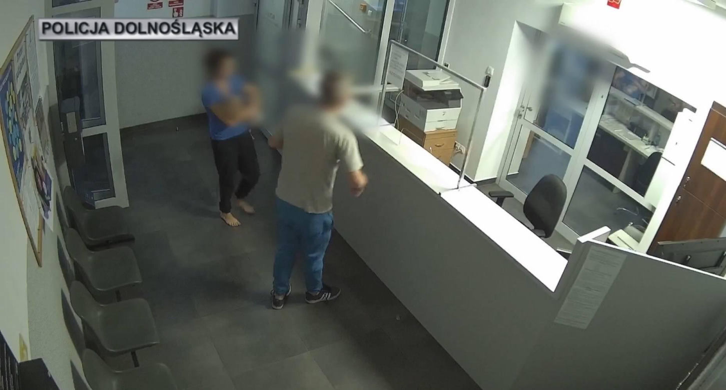 Roztrzęsienie rodzice wbiegli na komisariat z dzieckiem na rękach