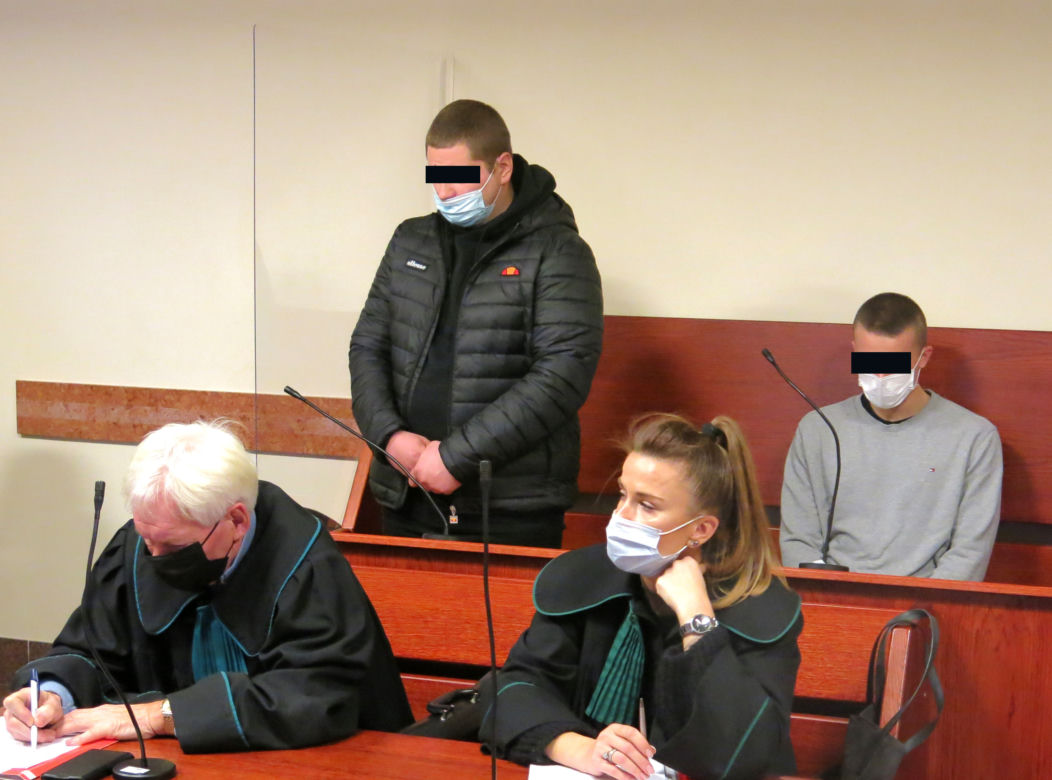 Okradli mieszkanki Białegostoku metodą „na policjanta”. Ruszył proces