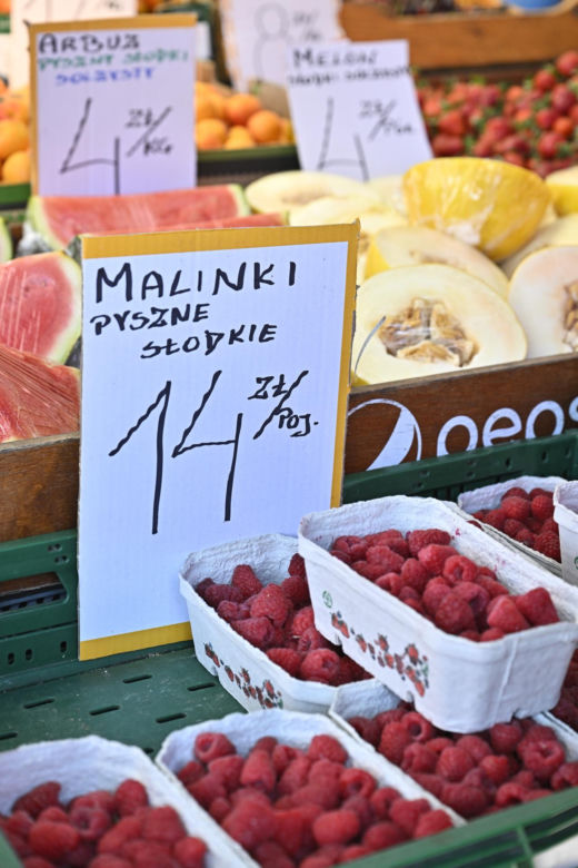 Truskawki po 8 zł, kalafior po 12 zł. Sprawdziliśmy ceny na stołecznych bazarach. Są zaskoczenia! 