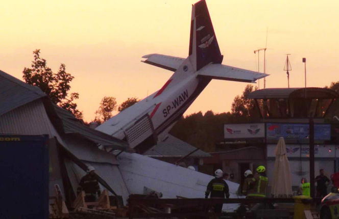 Samolot runął na hangar. Nie żyje 5 osób. Ekspertka ogląda nagranie i nie wierzy własnym oczom!