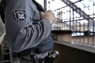 Funkcjonariusz służby więziennej zastrzelił się na stacji paliw. Ciało znaleziono w toalecie 