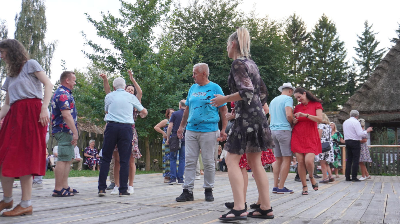 „Tańcowali” na parkiecie w Muzeum Wsi Lubelskiej aż miło było patrzeć! FOTORELACJA z sobotniej potańcówki