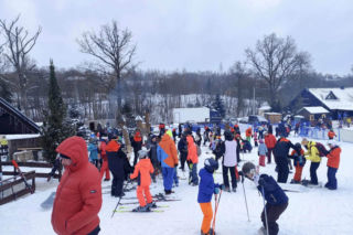 Siarczysty mróz im nie straszny! Narciarze szturmują stoki pod Krakowem