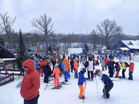 Siarczysty mróz im nie straszny! Narciarze szturmują stoki pod Krakowem