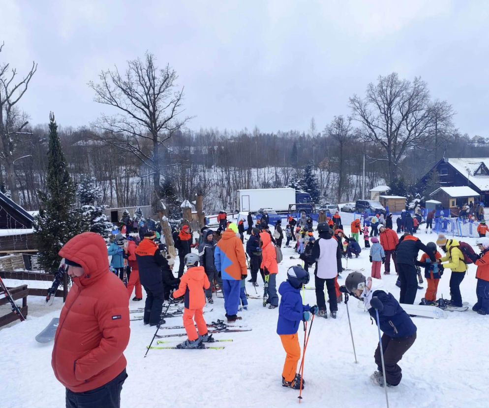 Siarczysty mróz im nie straszny! Narciarze szturmują stoki pod Krakowem