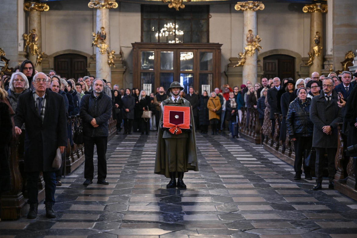 Pożegnali wielką damę polskiej kultury. Kidawa-Błońska przesłała piękny wieniec